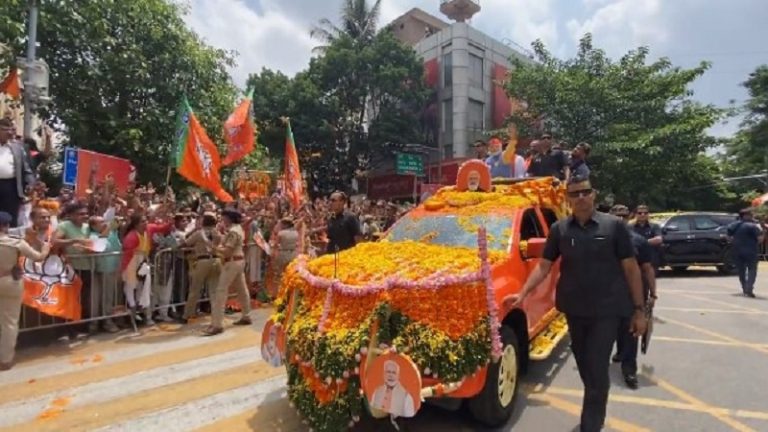 बजरंग बली के नारे, फूलों की वर्षा और ढोल नगाड़े… कर्नाटक में PM मोदी का 26km लंबा रोड शो, कॉन्ग्रेस ने की थी रोकने की पूरी कोशिश