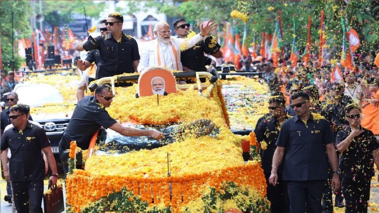 बेंगलुरु में 10km तक गूँजे ‘मोदी-मोदी’ के नारे, ढोल-नगाड़ों के साथ भव्य स्वागत: कर्नाटक में PM का लगातार दूसरे दिन रोड शो, 28 सीटों पर पड़ेगा असर