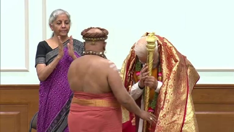 वैदिक मंत्रोच्चार के बीच 21 अधीनम ने PM मोदी को सौंपा ‘सेंगोल’, प्रधानमंत्री आवास में गूँजा भारत माता का जयकारा: तमिलनाडु से पहुँचे हैं संत