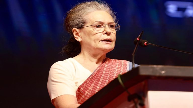 पहले खड़गे, फिर बजरंग दल और अब सोनिया गाँधी… अपने ही जाल में उलझी काॅन्ग्रेस: ‘संप्रभु कर्नाटक’ पर चुनाव आयोग पहुँची BJP