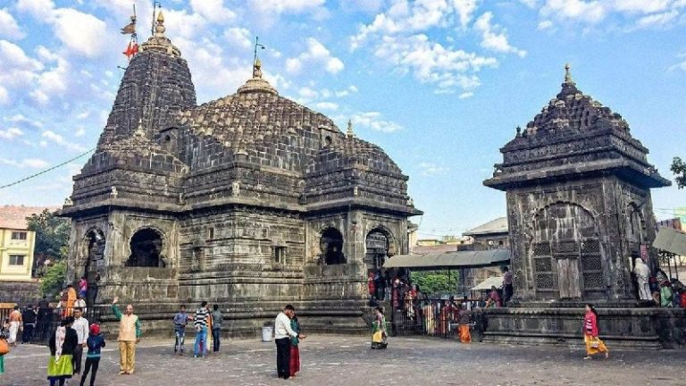 नारियल फोड़ा, जल छिड़का… नासिक के त्र्यंबकेश्वर मंदिर का हिंदुओं ने किया शुद्धिकरण, चादर चढ़ाने घुस गए थे मुस्लिम