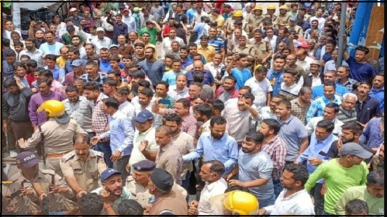 9वीं की छात्रा के अपहरण का प्रयास, उत्तरकाशी में सड़क पर उतरा आक्रोशित हिन्दू समाज: रातोंरात फरार हुए 42 मुस्लिम दुकानदार