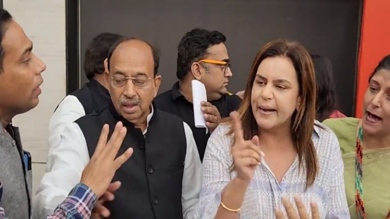 दिल्ली में कुत्तों के आतंक का इलाज खोजने को सेमिनार, ‘पशु प्रेम’ के नाम पर मानवों में झूमाझटकी: योगिता भयाना की थप्पड़बाजी का Video वायरल