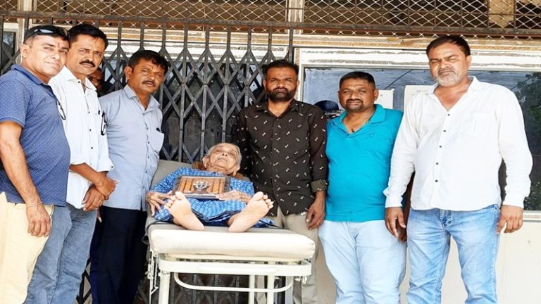 90 साल की महिला ने खोडलधाम को दान में दी 43 बीघा जमीन, स्ट्रेचर पर सब रजिस्ट्रार कार्यालय आकर लिखी वसीयत
