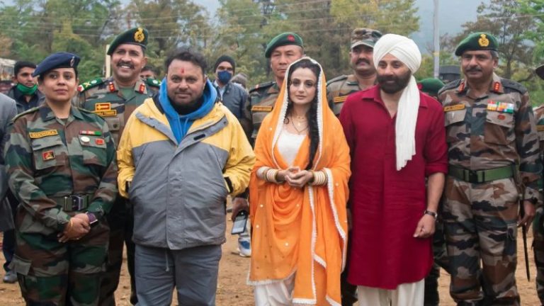 गदर-2 फिल्म के डायरेक्टर पर भड़कीं अमीषा पटेल: बोलीं- शूटिंग के वक्त ठहरने-खाने की नहीं थी व्यवस्था; प्रोडक्शन कंपनी ने कई को पैसा भी नहीं दिया