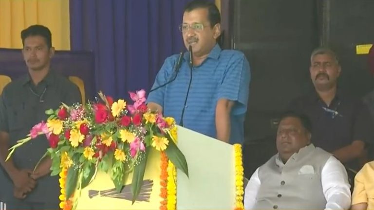 केजरीवाल की जिस रैली में लाखों लोगों के जुटने का था दावा, वहाँ से आई खाली कुर्सियों की तस्वीरें