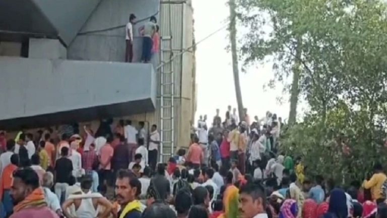 बिहार में 2 दिन से लापता 11 साल का बच्चा पुल के पिलर में फँसा मिला, रेस्क्यू ऑपरेशन जारी: बाँस से दिया जा रहा खाना, पाइप से ऑक्सीजन