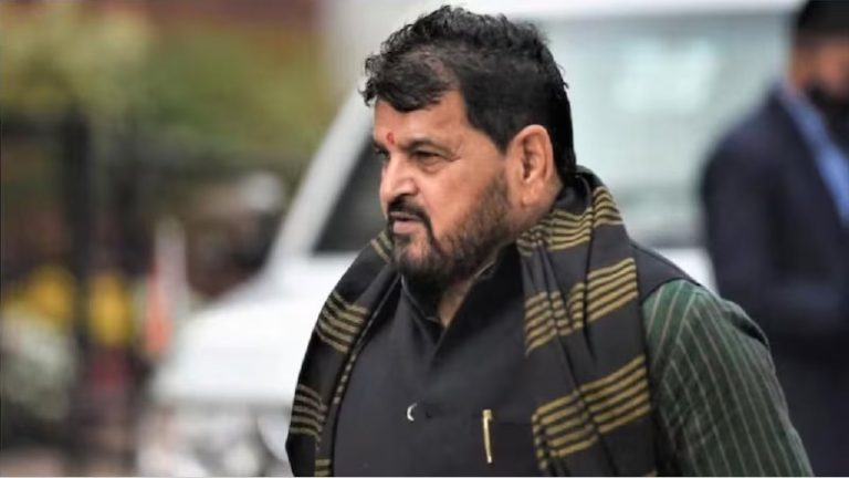 बृजभूषण सिंह के घर में घुसा संदिग्ध युवक, पुलिस ने पकड़ा: नाबालिग पहलवान के दादा ने पूछा- हमारी बेटी क्यों बने मोहरा, और लड़कियाँ कहाँ हैं?
