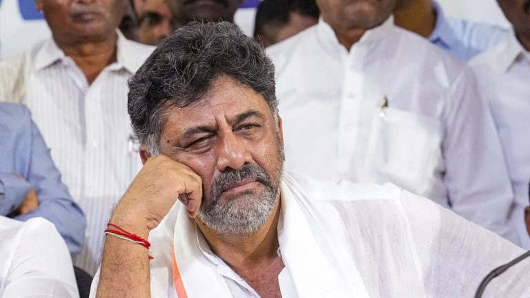 ‘राहुल-सोनिया के आगे झुकाना पड़ा मुझे सिर’: CM की कुर्सी न मिलने पर छलका डीके शिवकुमार का दर्द, बोले- ‘आपने मुझे मुख्यमंत्री बनाने के लिए वोट दिया था’