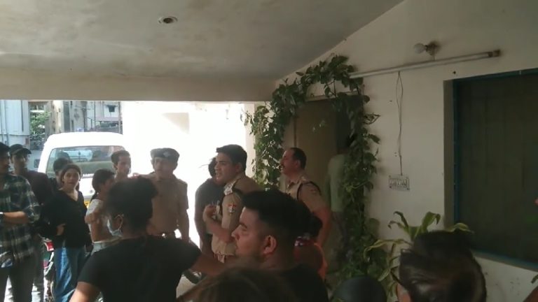 फंदे से लटका मिला 17 साल की हिन्दू लड़की का शव, शादाब पर ‘लव जिहाद’ का आरोप: खून से दीवार पर लिखा – तुम्हारी ज़िंदगी से जा रही हूँ, खुश रहना