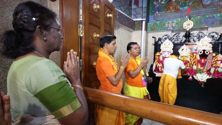 ‘राष्ट्रपति द्रौपदी मुर्मू को जगन्नाथ मंदिर के गर्भगृह में जाने से रोका, जनजातीय समाज से होने के कारण भेदभाव’: सोशल मीडिया पर चल रहे प्रोपेगंडा का सच जानिए