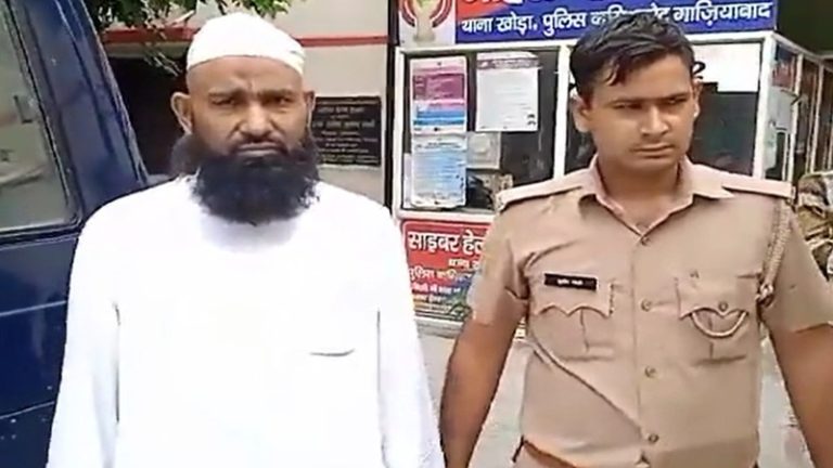 कोचिंग की आड़ में खोल दिया मदरसा: न कुर्सी न मेज अंदर होने लगी नमाज़, गाजियाबाद पुलिस ने मौलवी शौकत अली को दबोचा