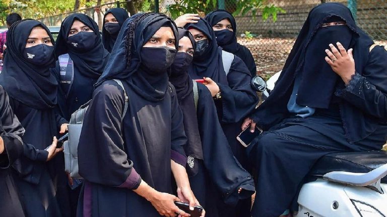 ‘कम कपड़े पहनने से होती है परेशानी’: तेलंगाना में बुर्कानशीं छात्रा को रोका तो मंत्री ने दिया कार्रवाई का आश्वासन, बोले – यूरोपियन कपड़ों से हालात होंगे खराब