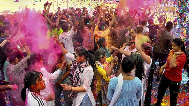 पाकिस्तान के शिक्षण संस्थानों में होली बैन, कहा- इस्लामी पहचान के खिलाफ है हिंदुओं का यह पर्व: पंजाब यूनिवर्सिटी में रंग-गुलाल उड़ने पर हुआ था हमला