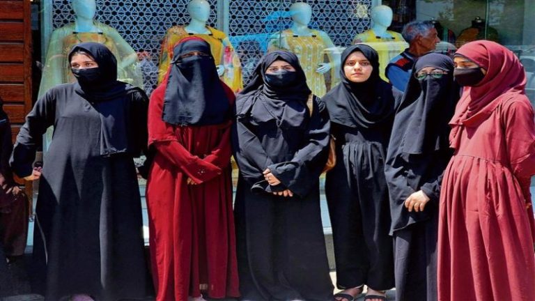 कोविड के दौरान स्कूल ने दी बुर्का पहनने की इजाजत, अब लड़कियाँ इसे उतारने को तैयार नहीं: J&K के स्कूल ने अबाया पर जारी की गाइडलाइन तो आतंकी संगठन ने दी धमकी
