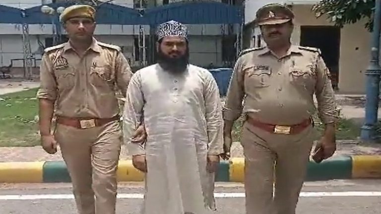 घर में मदरसा, मौलवी कारी मोहम्मद ने नशीला पदार्थ खिला छात्रा से किया रेप: वीडियो बनाकर करता था ब्लैकमेल, अब हुआ गिरफ्तार