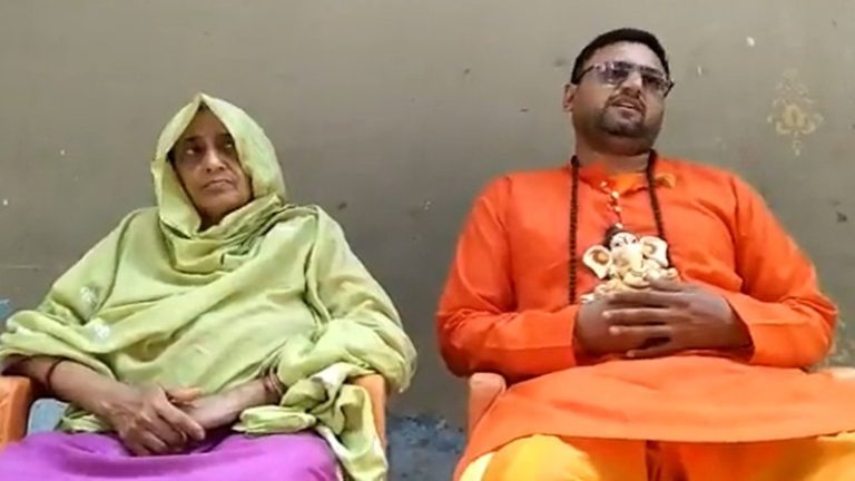 ‘प्रसाद खाने से लौटी बेटे की आँख की रौशनी’ : रानी बेगम और जुनैद ने इस्लाम छोड़कर हिंदू धर्म अपनाया, अब मिल रही कत्ल की धमकियाँ