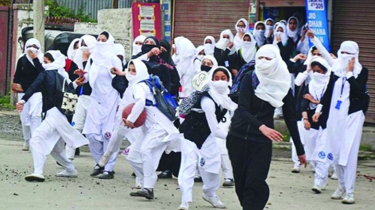 जम्मू-कश्मीर में आतंकी महिलाओं और बच्चों को बना रहे हथियार, संदेश भेजने से लेकर ड्रग्स और आर्म्स की सप्लाई में हो रहा इस्तेमाल: सेना ने किया खुलासा
