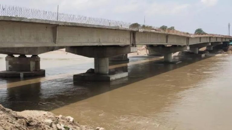 अब बिहार के किशनगंज में मेची नदी पर बन रहा पुल धँसा, गुणवत्ता पर उठे सवाल: सालभर में राज्य में गिर चुके हैं 8 पुल