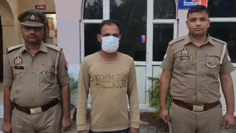 नाली वाले पानी से नारियल धोता था समीर: लोगों ने घटिया हरकत Video में कैद की, नोएडा पुलिस ने गिरफ्तार किया