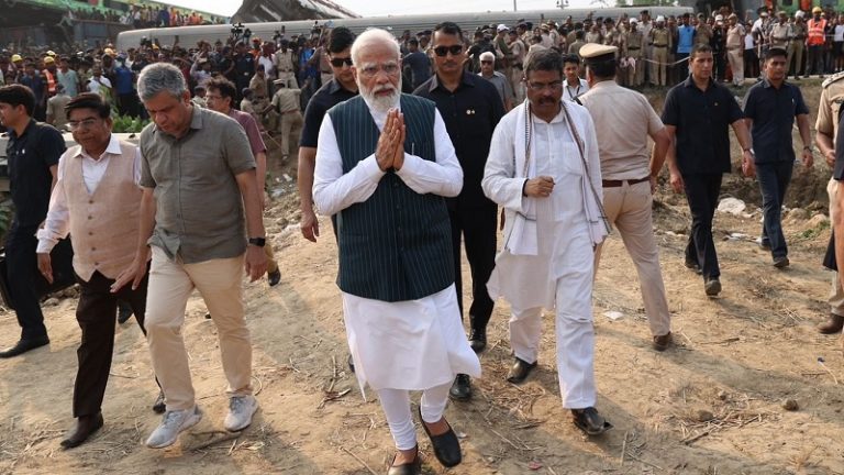 जहाँ हुई ट्रेन दुर्घटना वहाँ पहुँच कर PM मोदी ने लिया स्थिति का जायजा, अस्पताल जाकर घायलों से भी मिले