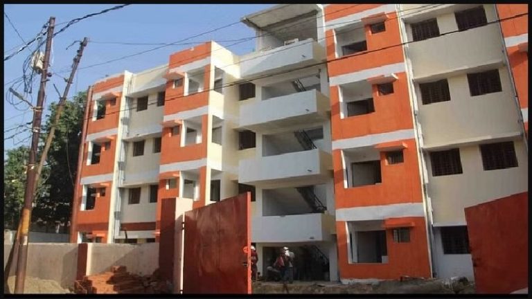 जिस जमीन पर कभी था अतीक अहमद का कब्जा, वहाँ ‘भगवा रंग’ के 76 फ्लैट तैयार: खरीदने के लिए 6071 लोगों ने किया आवेदन, 1 फ्लैट पर 80 दावेदार