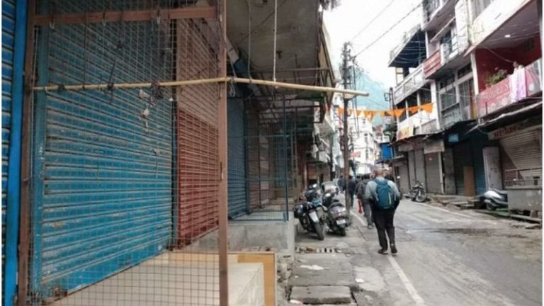 पुरोला में फेरीवालों के घुसने पर रोक, महिला सैलून में नहीं होंगे पुरुष कर्मचारी: बाहर से आने वालों का होगा सत्यापन, मुस्लिमों की अब खुलने लगी दुकानें