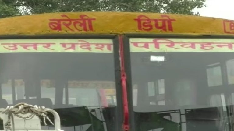सड़क पर बस रोककर पढ़वाई नमाज… शिकायत के बाद कंडक्टर की सेवा समाप्त, ड्राइवर सस्पेंड: UP पुलिस कर रही केस की जाँच, Video वायरल