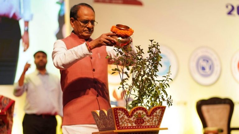 1.25 करोड़ महिलाओं के खाते में ₹1000 भेजेंगे CM शिवराज सिंह चौहान: मध्य प्रदेश में आतिशबाजी, दीपोत्सव और रैलियों से हो रहा फैसले का स्वागत