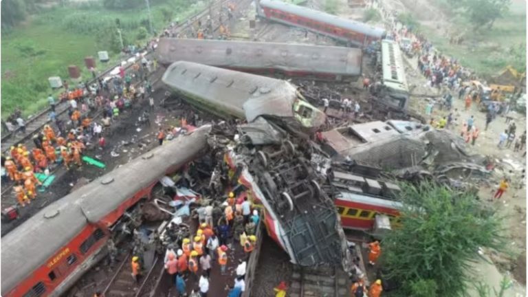 233 की मौत, 900 घायल: ओडिशा के बालासोर में 3 ट्रेन टकराने से भीषण हादसा, मौके पर पहुँचे रेल मंत्री, रेस्क्यू जारी