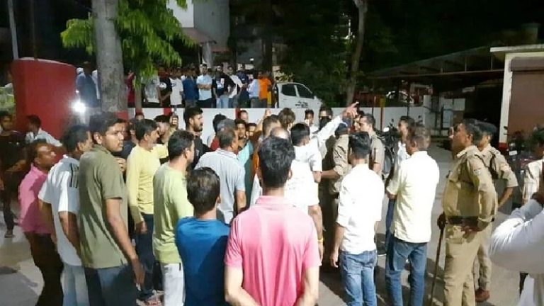 5 महीने, उत्तराखंड में ‘लव जिहाद’ के 50 मामले… लोगों ने मेडिकल छात्रा की अश्लील तस्वीरें लेकर ब्लैकमेल करने वाले का जुलूस निकाला, धुनाई कर पुलिस को सौंपा