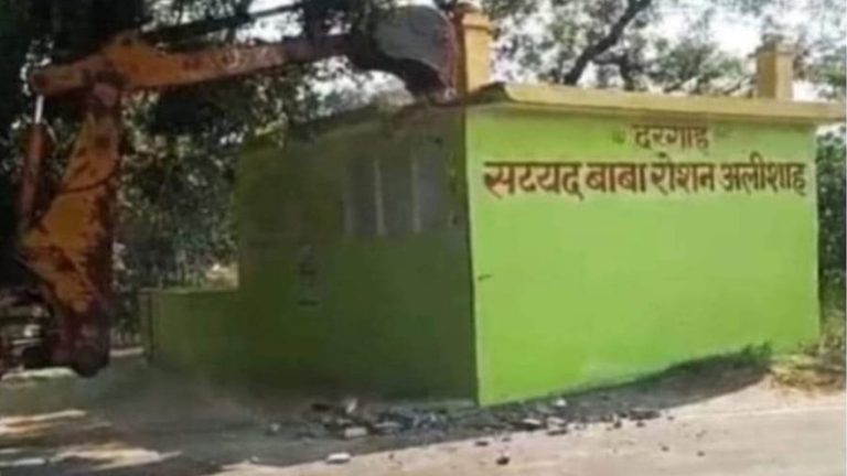 संस्कृत विश्वविद्यालय के पास सरकारी जमीन पर अवैध मजार, ध्वस्त करने पहुँची पुलिस पर भीड़ का हमला: इधर लाठीचार्ज उधर बुलडोजरों ने कर दिया काम