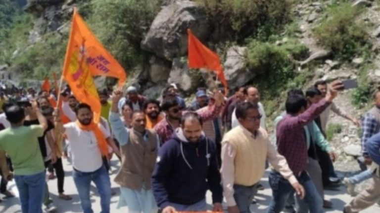 लव और लैंड जिहाद से त्रस्त उत्तराखंड के हिंदू सड़कों पर उतरे: स्थानीय लोग बोले- लगातार बढ़ रही मुस्लिमों की जनसंख्या और कारोबार पर दबदबा, ऑपइंडिया की ग्राउंड रिपोर्ट