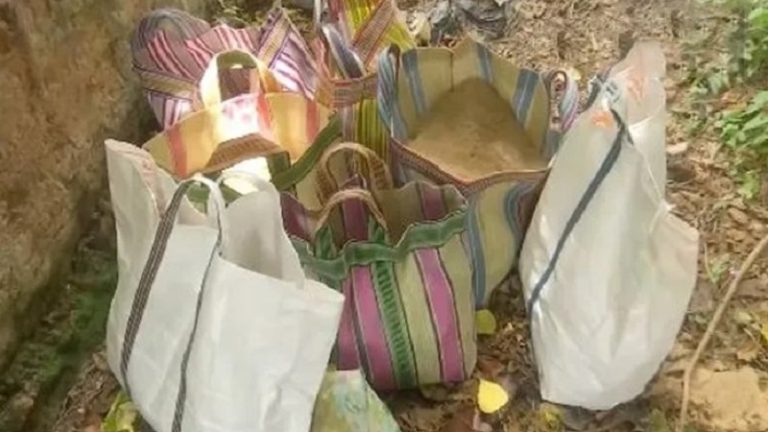 बंगाल में हिंसा के बाद बरामद हुई बम बनाने की सामग्री, पुलिस ने जब्त किए 7 बैग