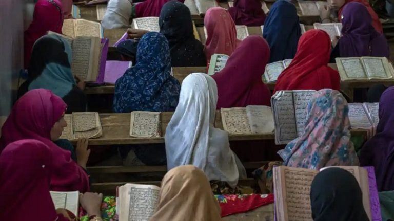 अफगानिस्तान के 2 प्राइमरी स्कूल में छात्राओं को दिया जहर, अस्पताल में 80 बच्ची एडमिट: तालिबानी राज में लड़कियों के कक्षा 6 से आगे की पढ़ाई पर है प्रतिबंध