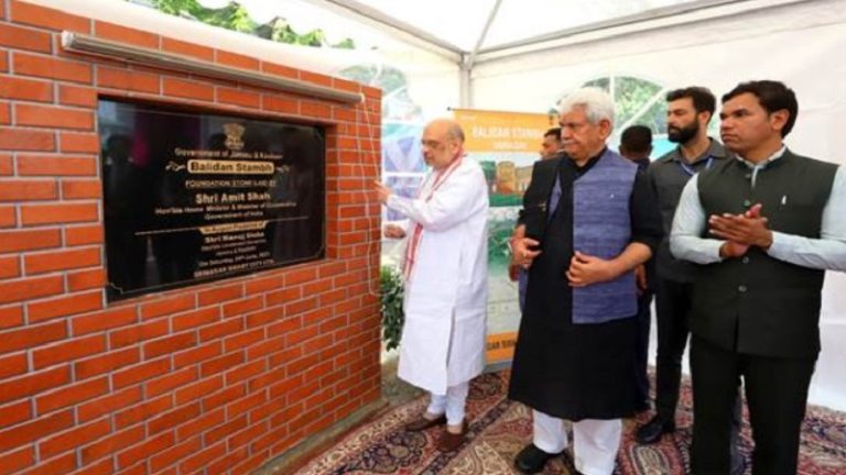 जहाँ हुए बलिदान मुखर्जी, वहीं अमित शाह ने रखी ‘बलिदान स्तंभ’ की नींव: वीरगति प्राप्त करने वाले जवानों के परिजनों को सौंपा नौकरी का लेटर