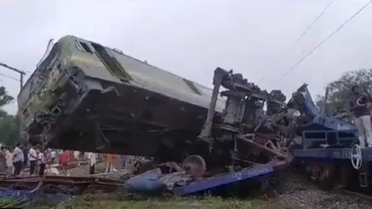 बंगाल के बांकुरा में हुई 2 मालगाड़ियों की टक्कर, 12 बोगियाँ पटरी से उतरीं: Video सामने आई, प्लेटफॉर्म क्षतिग्रस्त