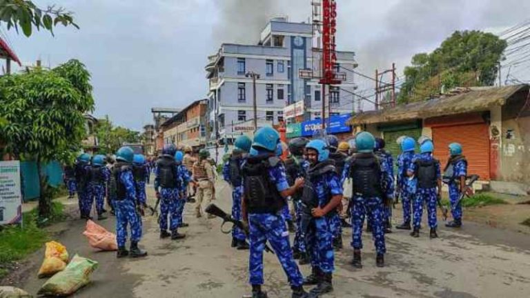 मणिपुर में एक और BJP नेता का घर जलाया, कहीं 400 की भीड़ ने हमला कर लूटे हथियार: भाजपा दफ्तर को भी किया तहस-नहस