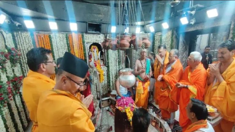 नेपाल के PM प्रचंड ने महाकाल के किए दर्शन, पत्नी के स्वास्थ्य के लिए की विशेष पूजा: इंदौर में कचरा मैनेजमेंट भी देखेंगे
