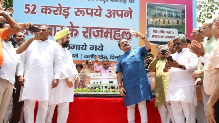 ‘भ्रष्टाचार का राजमहल’ के साथ सेल्फी ले रहे लोग, सड़क पर लगा अरविंद केजरीवाल के ‘₹178 करोड़ के शीशमहल’ का वीडियो