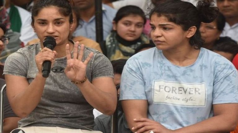 जंतर-मंतर वाले पहलवानों का आंदोलन खत्म, साक्षी-विनेश ने सोशल मीडिया से लिया ब्रेक: कहा- अब कोर्ट में बृजभूषण से लड़ेंगे