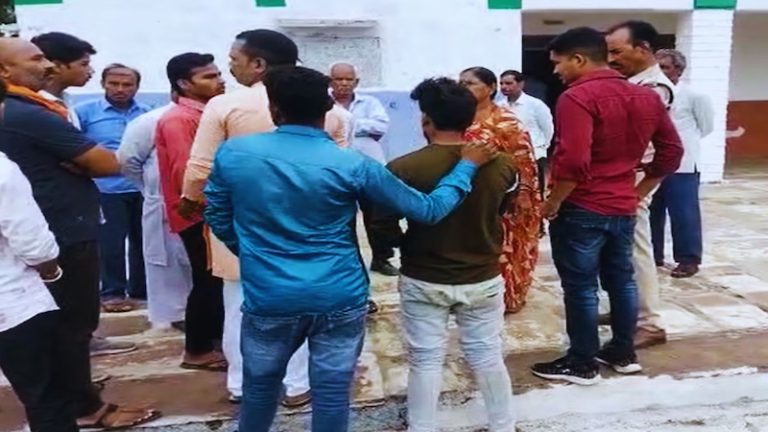 जिस स्कूल में राहुल गाँधी ने की थी रैली, वहाँ छात्रों को तिलक लगाने पर एंट्री नहीं: चेहरा धुलवाया, कॉन्ग्रेस नेता का परिवार चलाता है विद्यालय