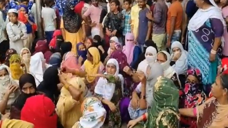 बरेली में काँवड़ मार्ग में धरने पर बैठ गई मुस्लिम महिलाएँ, काँवड़ियों पर लाठीचार्ज के बाद हटाए गए SSP; इंस्पेक्टर सस्पेंड