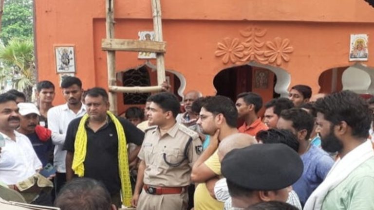 हसीना खातून मत घबराना, तेरे साथ सारा जमाना… बिहार के 3 मंदिरों में फेंके गए मांस के टुकड़े, पोस्टर लगा कर मोदी-शाह और ‘बजरंग दल’ को धमकी