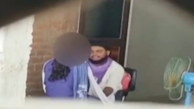 स्कूल ड्रेस में नाबालिग लड़की, मौलवी सलाउद्दीन अंसारी गलत ढंग से छू रहा… वीडियो वायरल होने पर बिहार पुलिस ने शुरू की जाँच