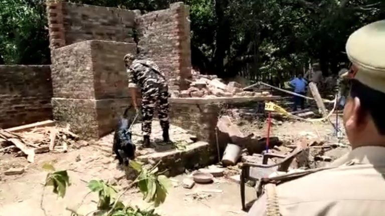 शौचालय में ब्लास्ट के बाद मोहम्मद आरिफ परिवार संग फरार, 15 किलोमीटर दूर तक सुनी गई आवाज: नेपाल से लगती है सीमा
