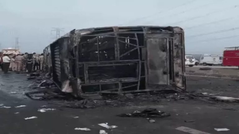 टायर में ब्लास्ट, डिवाइडर से टकरा कर पलट गई AC बस: 3 बच्चों सहित 26 जलकर मरे, महाराष्ट्र के बुलढाणा में हुआ हादसा