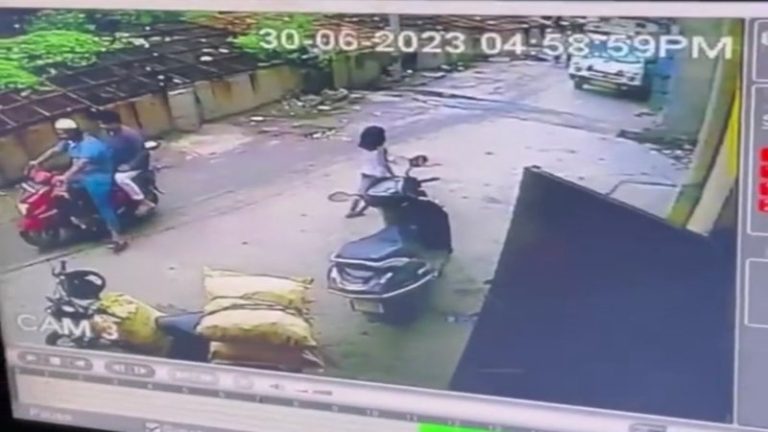 स्कूटी पर नाबालिग के साथ सवार होकर आया मोहम्मद अजीम, मंदिर के सामने पशु का कटा सिर डालकर चला गया: दिल्ली की घटना से लोगों को याद आया मुंबई का बकरा विवाद