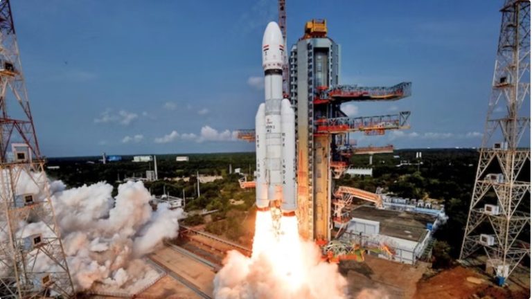 आसमान को चीरते हुए चंद्रमा की ओर बढ़ा चंद्रयान-3, अंतरिक्ष की कक्षा में स्थापित: सुरक्षित लैंडिंग होगी सबसे बड़ी चुनौती
