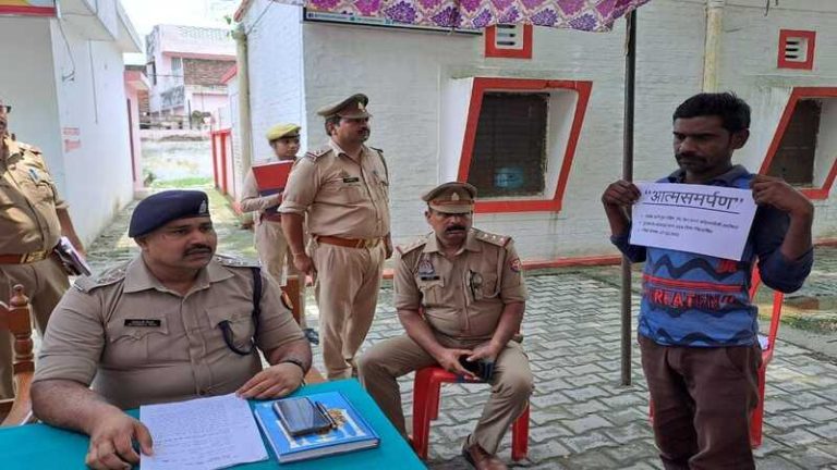 ‘मैंने गोवध किया था, मेरा परिवार बर्बाद हो गया’ : हाथ में तख्ती लेकर अकबर अली ने किया UP पुलिस के आगे सरेंडर, बोला- दोबारा नहीं करूँगा अपराध